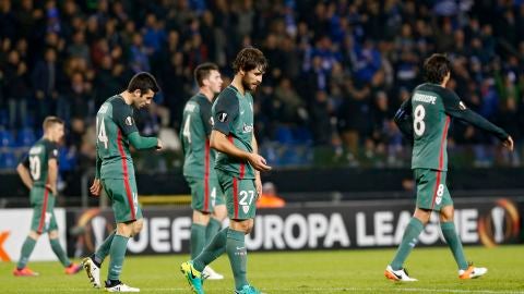 Los jugadores del Athletic tras la derrota ante el Genk