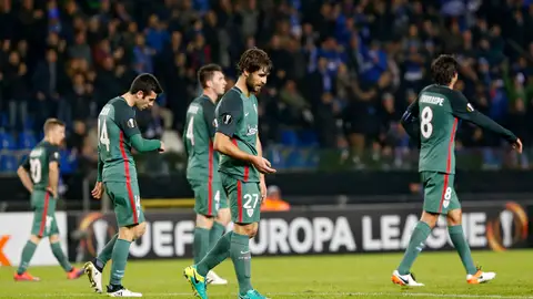 Los jugadores del Athletic tras la derrota ante el Genk Los jugadores del Athletic tras la derrota ante el Genk
