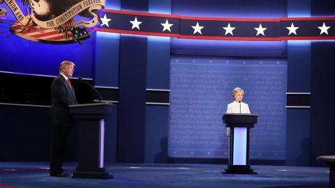 Donald Trump y Hillary Clinton durante el &uacute;ltimo debate presidencial