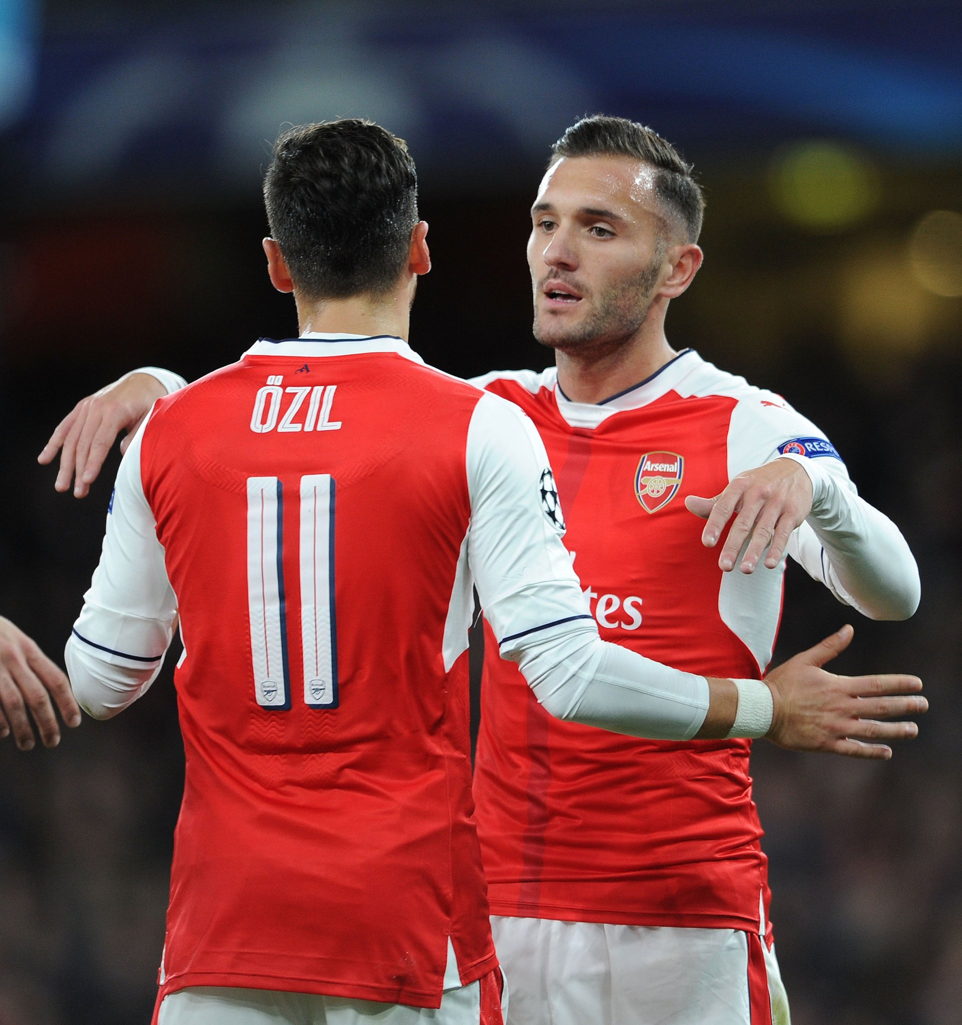 Lucas Pérez celebra un gol con Ozil. Lucas Pérez celebra un gol con Ozil.