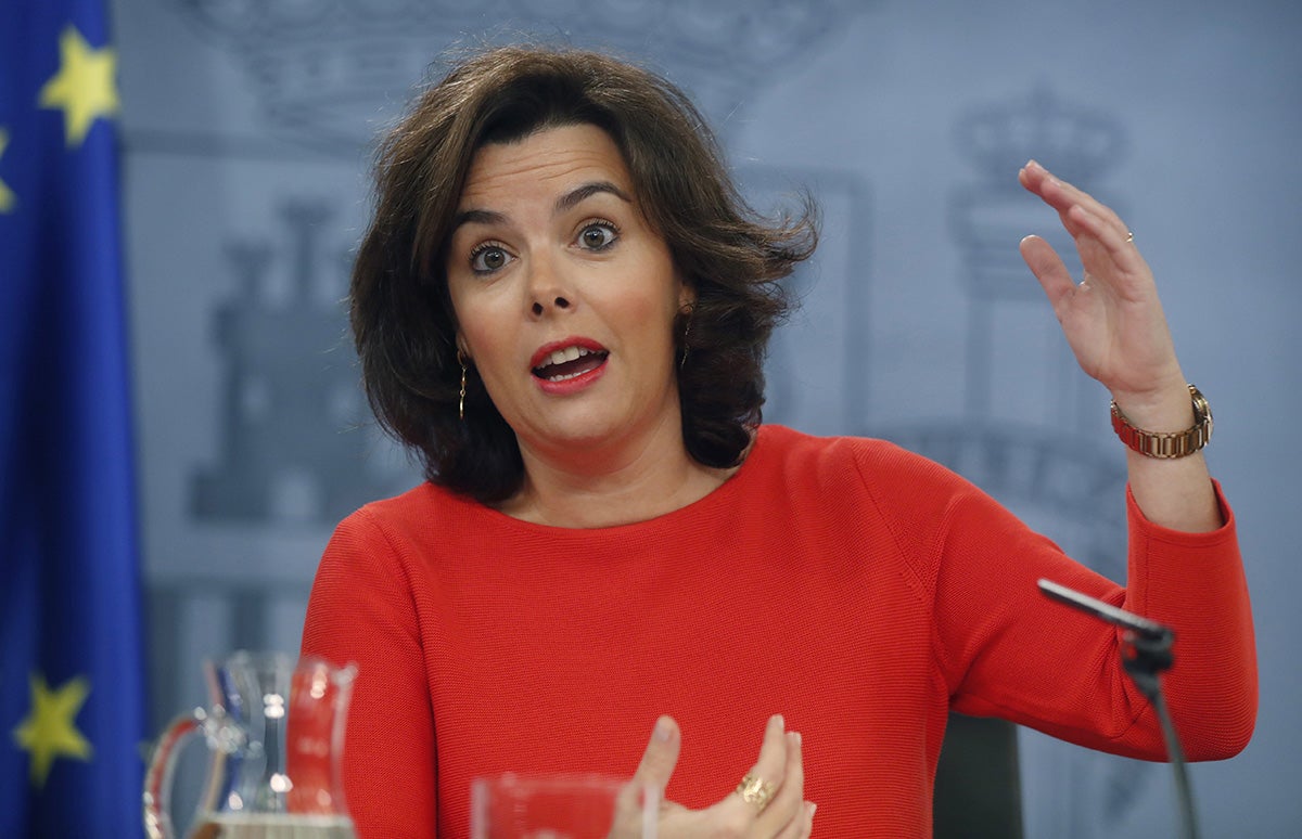 Soraya Sáenz de Santamaría recuerda a Podemos que su papel está dentro de las instituciones Soraya Sáenz de Santamaría recuerda a Podemos que su papel está dentro de las instituciones