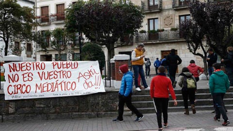 Vecinos y amigos de los dos detenidos en la madrugada del pasado sabado por agredir a dos Guardias Civiles y sus parejas en una concentraci&oacute;n frente al ayuntamiento de Alsasua