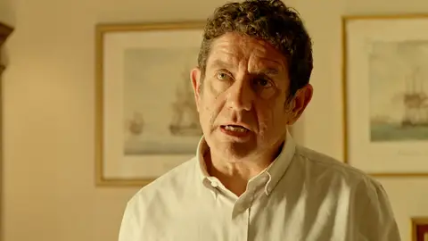 Juan Rueda descubre el tipo de mercancía que traen sus camiones en los viajes de vuelta Juan Rueda descubre el tipo de mercancía que traen sus camiones en los viajes de vuelta