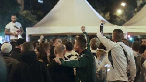 Aficionados del Legia en las inmediaciones del estadio Santiago Bernab&eacute;u