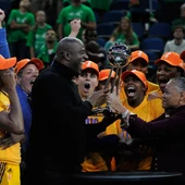 Magic Johnson entrega el trofeo de la WNBA a las jugadoras de los Sparks de los Ángeles Magic Johnson entrega el trofeo de la WNBA a las jugadoras de los Sparks de los Ángeles