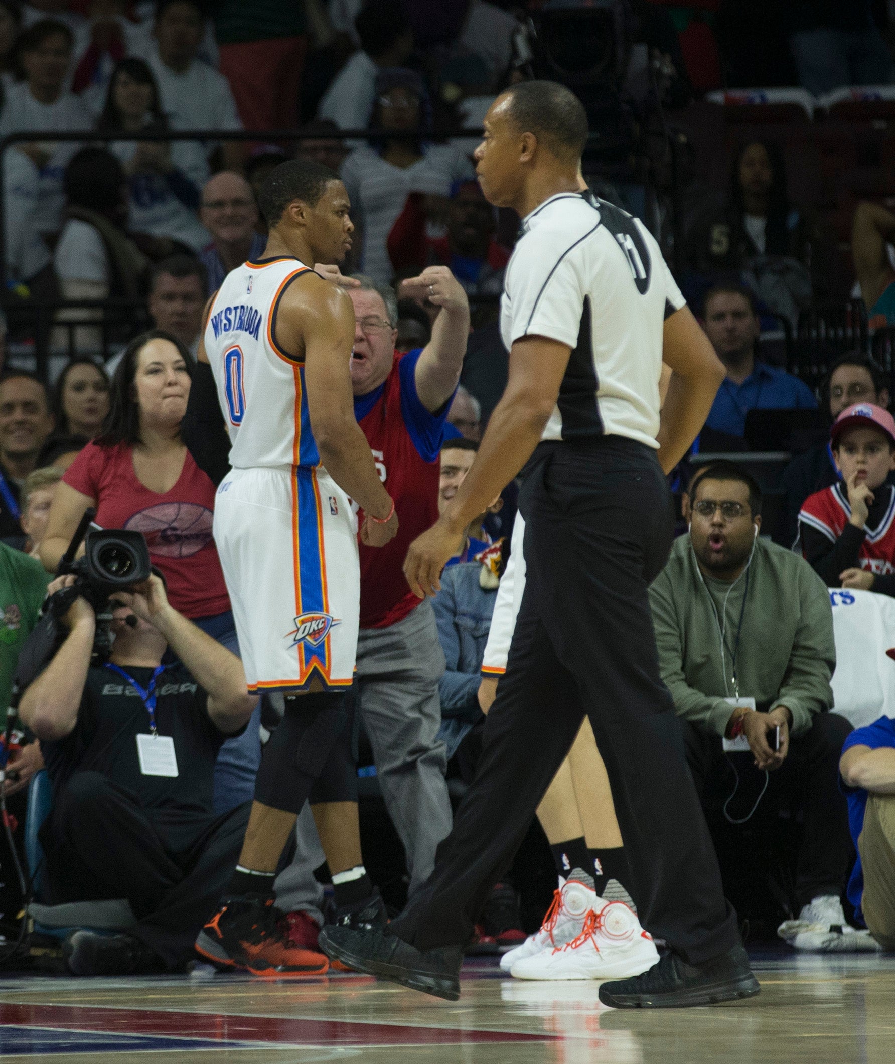 Expulsan a un aficionado del pabellón de los 76ers por insultar a Westbrook Expulsan a un aficionado del pabellón de los 76ers por insultar a Westbrook