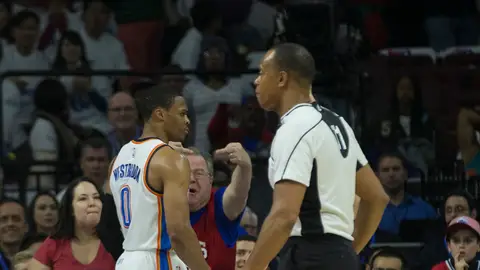 Un aficionado de los 76ers insulta a Russell Westbrook durante el encuentro Un aficionado de los 76ers insulta a Russell Westbrook durante el encuentro