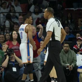 Un aficionado de los 76ers insulta a Russell Westbrook durante el encuentro Un aficionado de los 76ers insulta a Russell Westbrook durante el encuentro