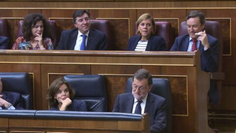 Frame 9.720248 de: Iglesias recomienda que se callen los del PP cuando se habla de delincuentes y Cospedal le responde desde el esca&ntilde;o