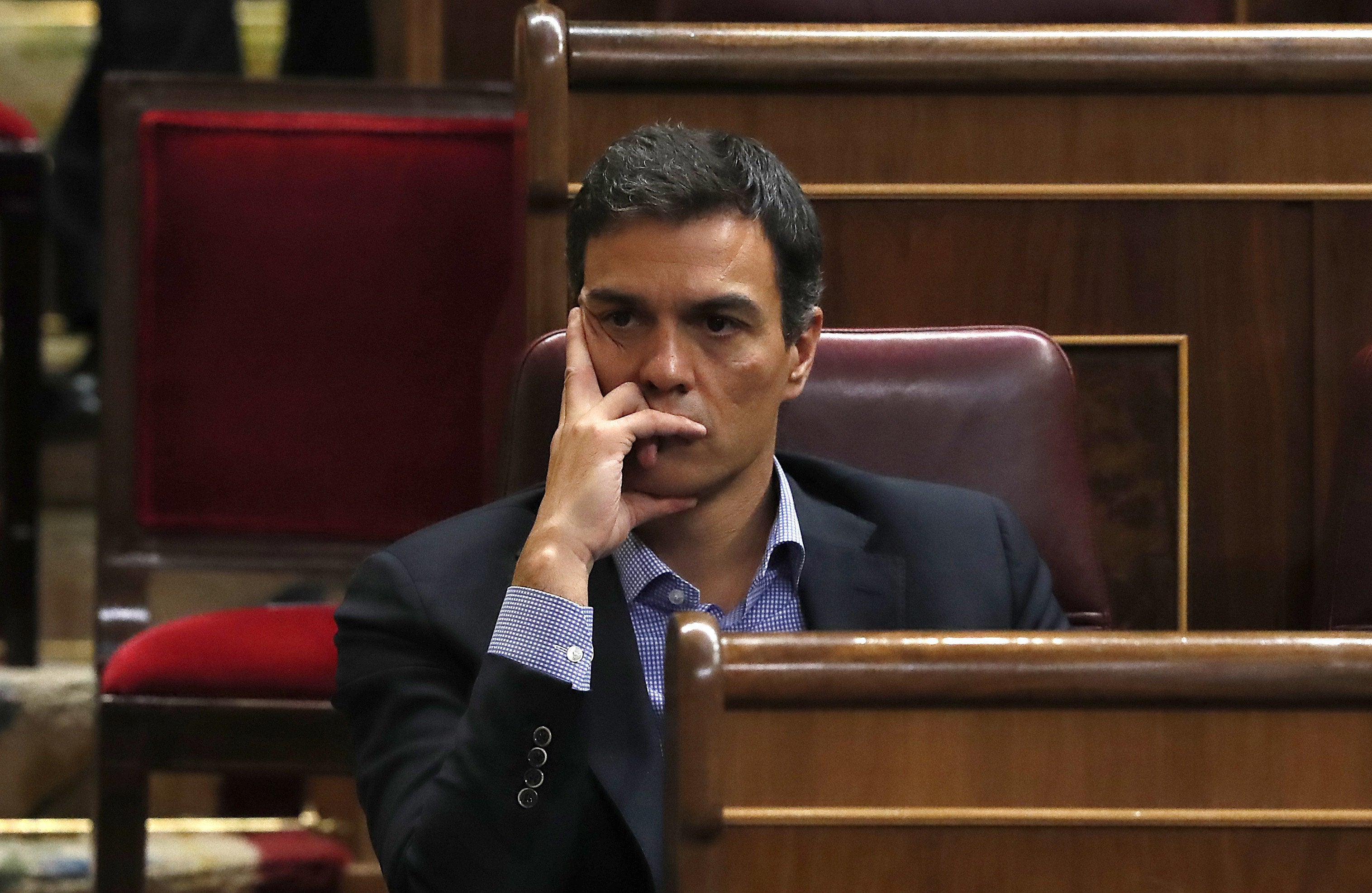 Las preguntas de Amón: ¿Qué extraño síndrome impide a Pedro Sánchez juntar las manos para aplaudir? Las preguntas de Amón: ¿Qué extraño síndrome impide a Pedro Sánchez juntar las manos para aplaudir?