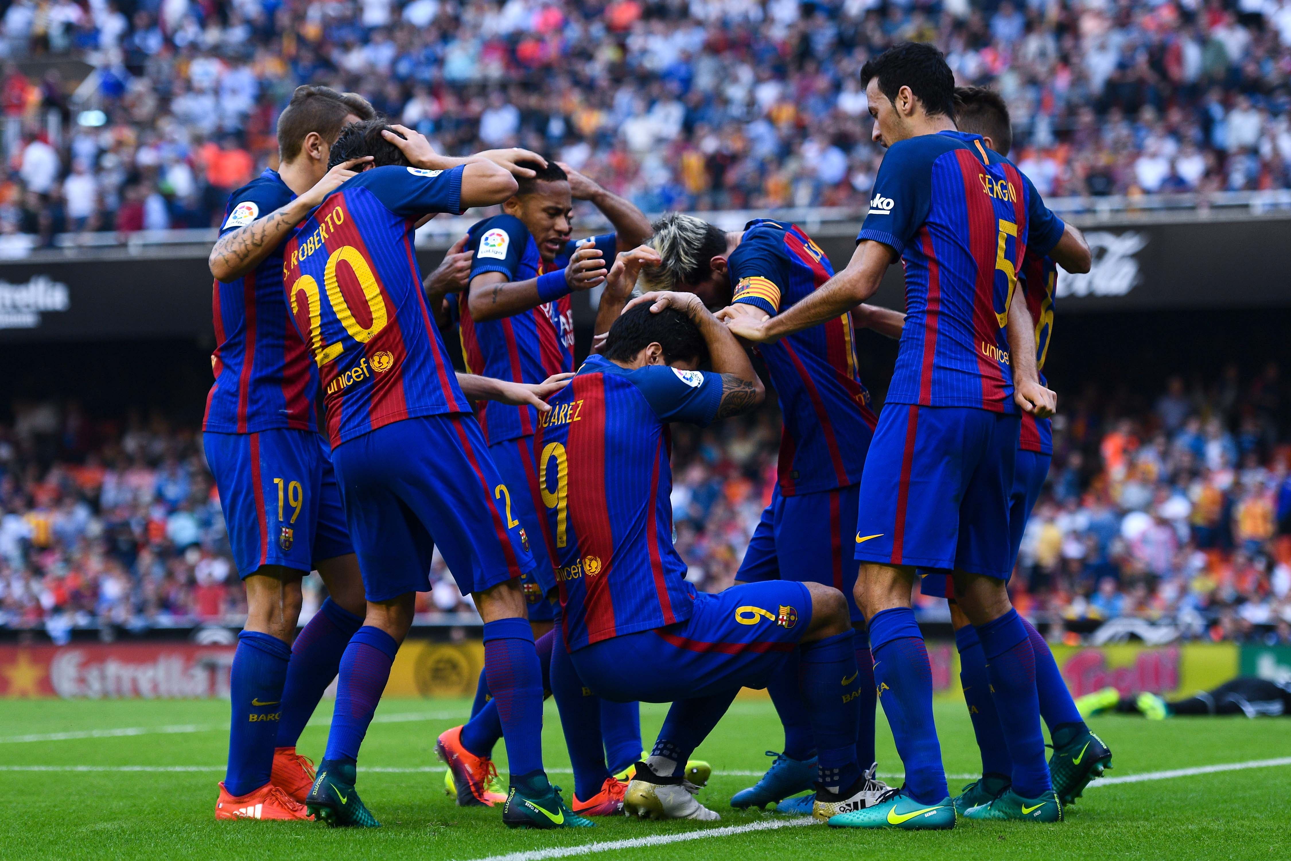 El Valencia retira el pase para entrar en Mestalla de manera indefinida al menor que lanzó la botella a Neymar El Valencia retira el pase para entrar en Mestalla de manera indefinida al menor que lanzó la botella a Neymar
