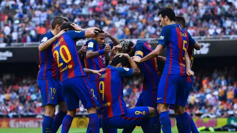 Los jugadores del Barça tras recibir el botellazo en Mestalla Los jugadores del Barça tras recibir el botellazo en Mestalla