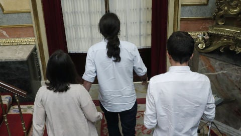 Iglesias, Bescansa y Errej&oacute;n abandonan el hemiciclo