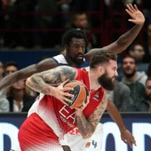 Othello Hunter intenta arrebatar el balón a Raduljica Othello Hunter intenta arrebatar el balón a Raduljica