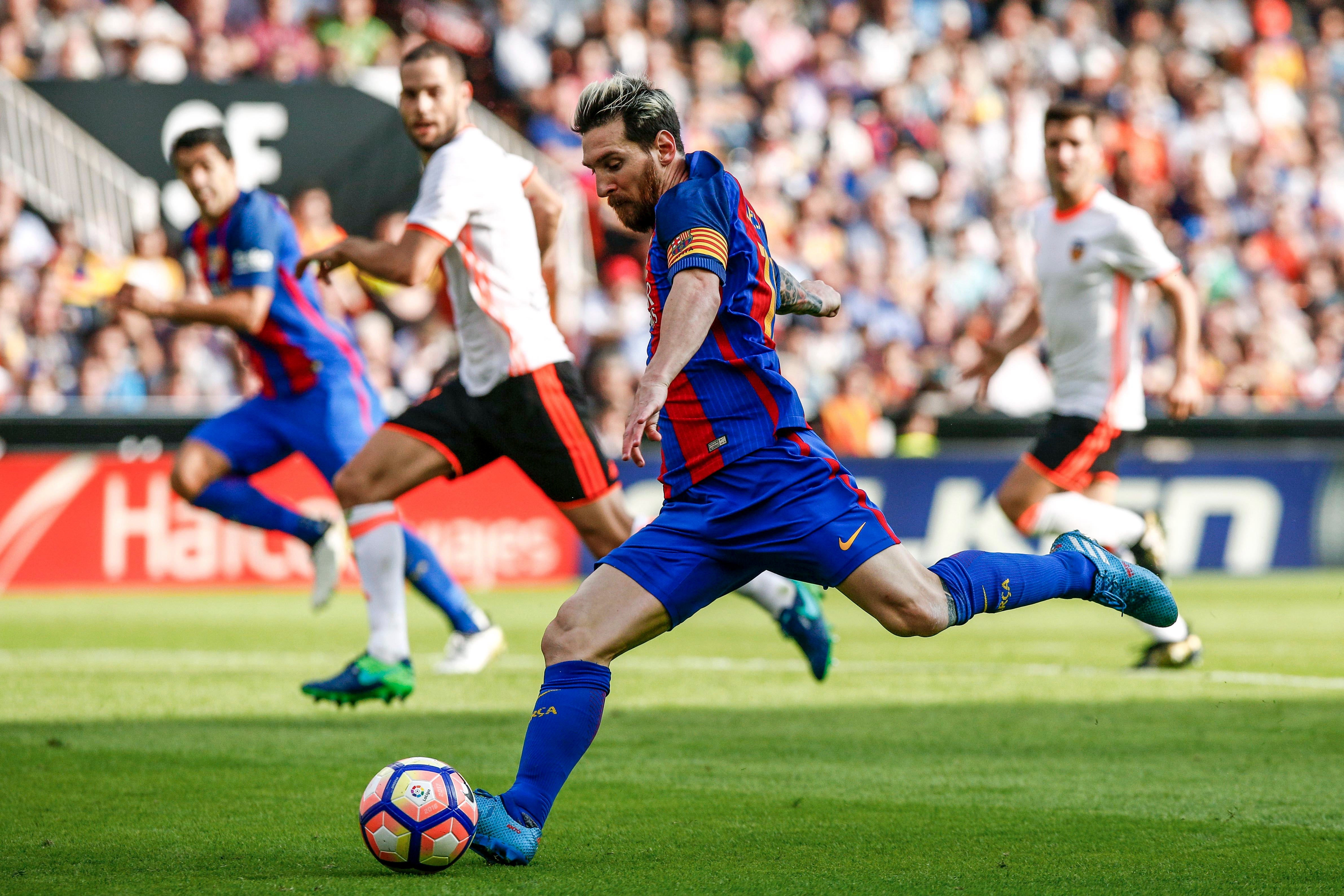 La Liga denuncia insultos en Mestalla al F.C Barcelona y a Messi La Liga denuncia insultos en Mestalla al F.C Barcelona y a Messi
