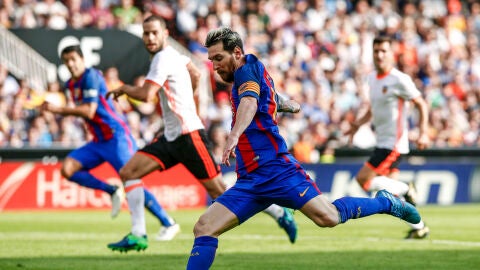 Leo Messi ante el Valencia CF