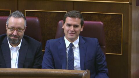 Frame 36.459692 de: Rivera susurra "vaya gilipollas" en respuesta a una provocaci&oacute;n de Pablo Iglesias