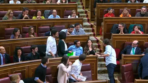 Los diputados de Podemos abandonan el Hemiciclo Los diputados de Podemos abandonan el Hemiciclo