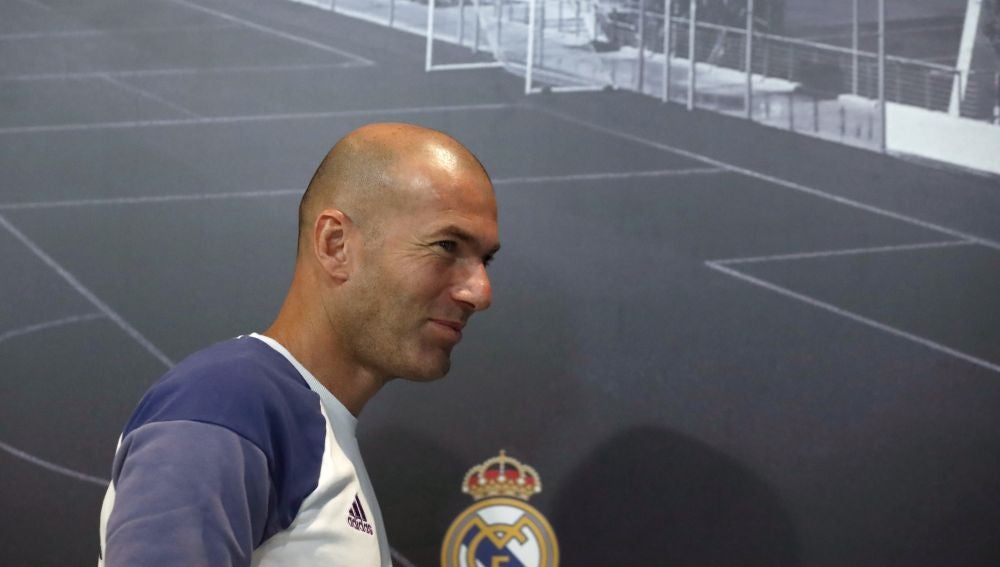 Zidane se marcha de la sala de prensa