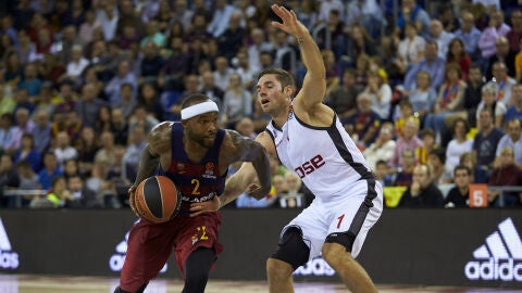 El base estadounidense del Barcelona Lassa, Tyrese Rice (i) controla el bal&oacute;n junto al escolta franc&eacute;s Fabien Causeur (d) del Brose Bamberg durante la cuarta jornada de la Euroliga disputada en el Palau Blaugrana en Barcelona