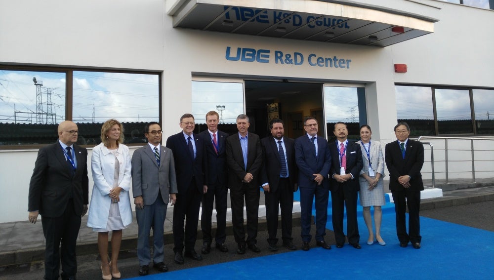 El president de la Generalitat a su llegada a UBE junto a los responsables de la empresa.