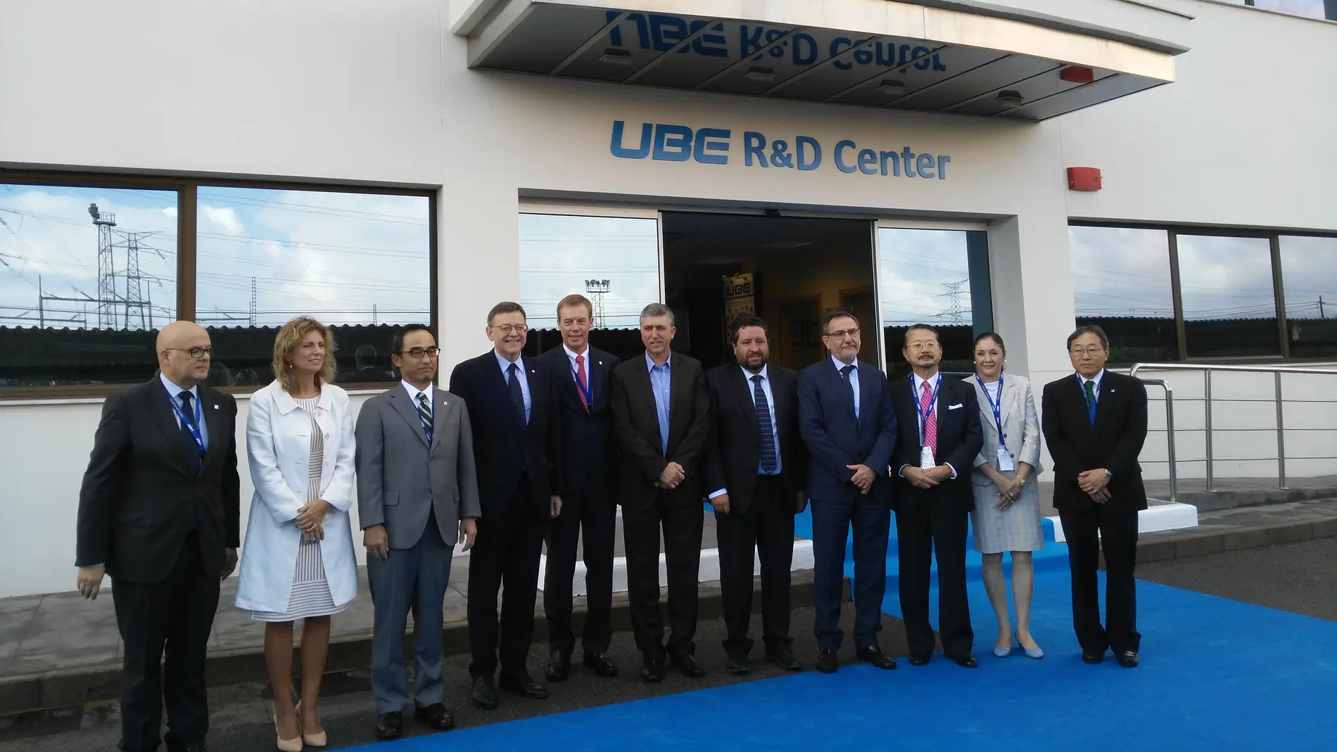 El president de la Generalitat a su llegada a UBE junto a los responsables de la empresa.