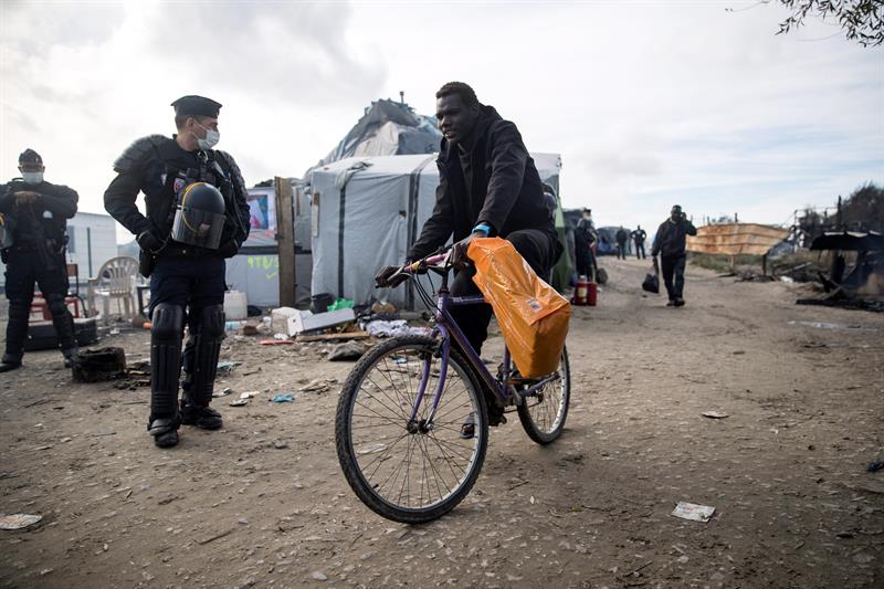 Una pelea de inmigrantes en Calais fuerza a intervenir al Gobierno francés Una pelea de inmigrantes en Calais fuerza a intervenir al Gobierno francés