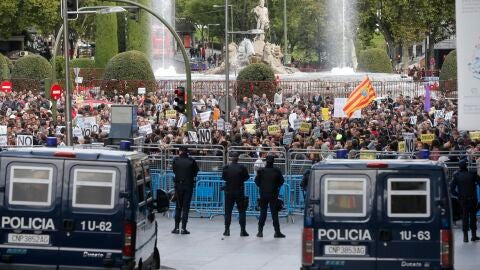 Efectivos de la polic&iacute;a a la entrada a la Carrera de San Jer&oacute;nimo frente a una concentraci&oacute;n anterior de la iniciativa 'Rodea el Congreso' 