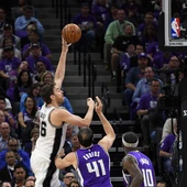 Pau Gasol lanza un gancho ante la defensa de Koufos Pau Gasol lanza un gancho ante la defensa de Koufos