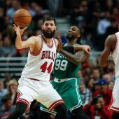 Nikola Mirotic recibe un pase de Rajon Rondo