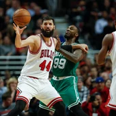 Nikola Mirotic recibe un pase de Rajon Rondo Nikola Mirotic recibe un pase de Rajon Rondo