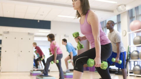 Una mujer en un gimnasio