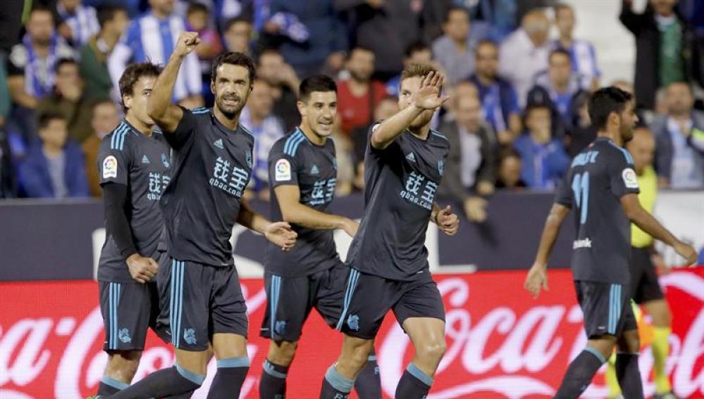 Xabi Prieto celebra el tanto con sus compañeros de la Real Sociedad.