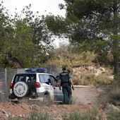 Agentes de la Guardia Civil recorren el camino de acceso al lugar donde agentes del Servicio de Protección de la Naturaleza (Seprona) han localizado, en el fondo de una profunda sima, el cadáver desnudo de una joven en las inmediaciones de la localidad valenciana de Chella