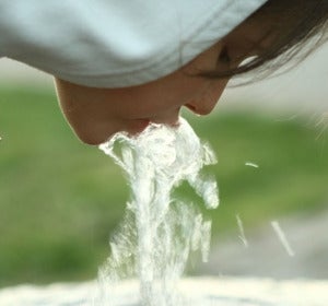 Una joven bebiendo agua Una joven bebiendo agua