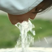 Una joven bebiendo agua Una joven bebiendo agua