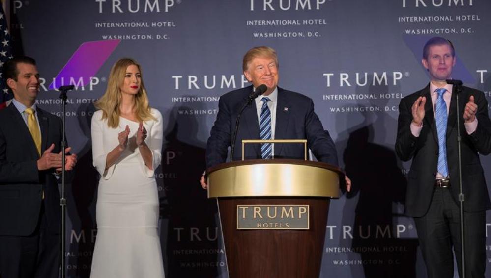 El candidato presidencial republicano, Donald Trump, junto a su hija Ivanka, y sus hijos, Eric y Donald Trump Jr. 