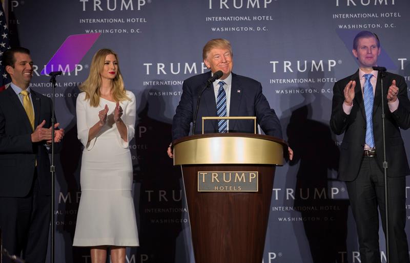 Trump celebra como un "gran anuncio" la reapertura de la investigación sobre Clinton Trump celebra como un "gran anuncio" la reapertura de la investigación sobre Clinton