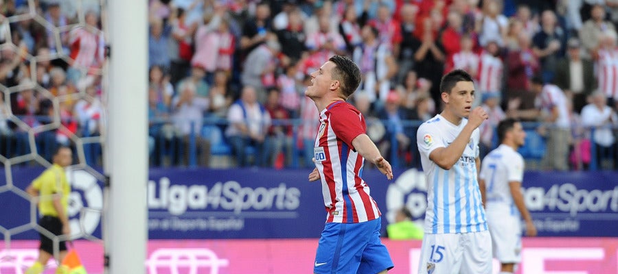 Gameiro celebra uno de sus goles contra el Málaga Gameiro celebra uno de sus goles contra el Málaga