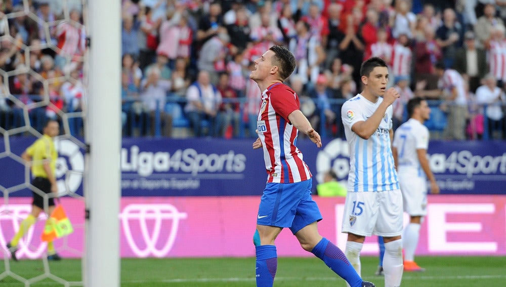 Gameiro celebra uno de sus goles contra el Málaga