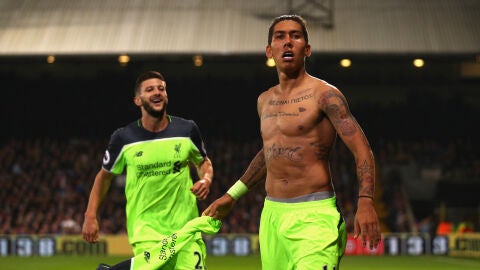 Firmino celebra su gol ante el Crystal Palace quit&aacute;ndose la camiseta