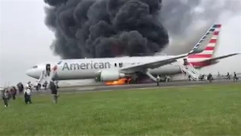 Un avión se incendia al despegar en el aeropuerto de Chicago y deja al menos una veintena de heridos Un avión se incendia al despegar en el aeropuerto de Chicago y deja al menos una veintena de heridos
