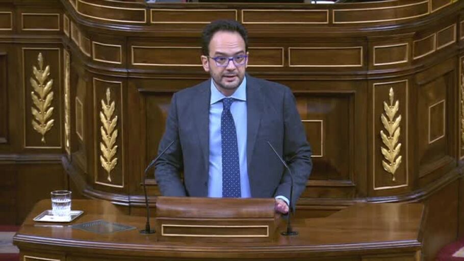 Antonio Hernando, durante su intervenci&oacute;n en el debate de investidura