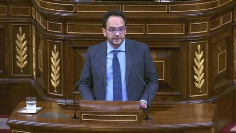 Antonio Hernando, durante su intervenci&oacute;n en el debate de investidura