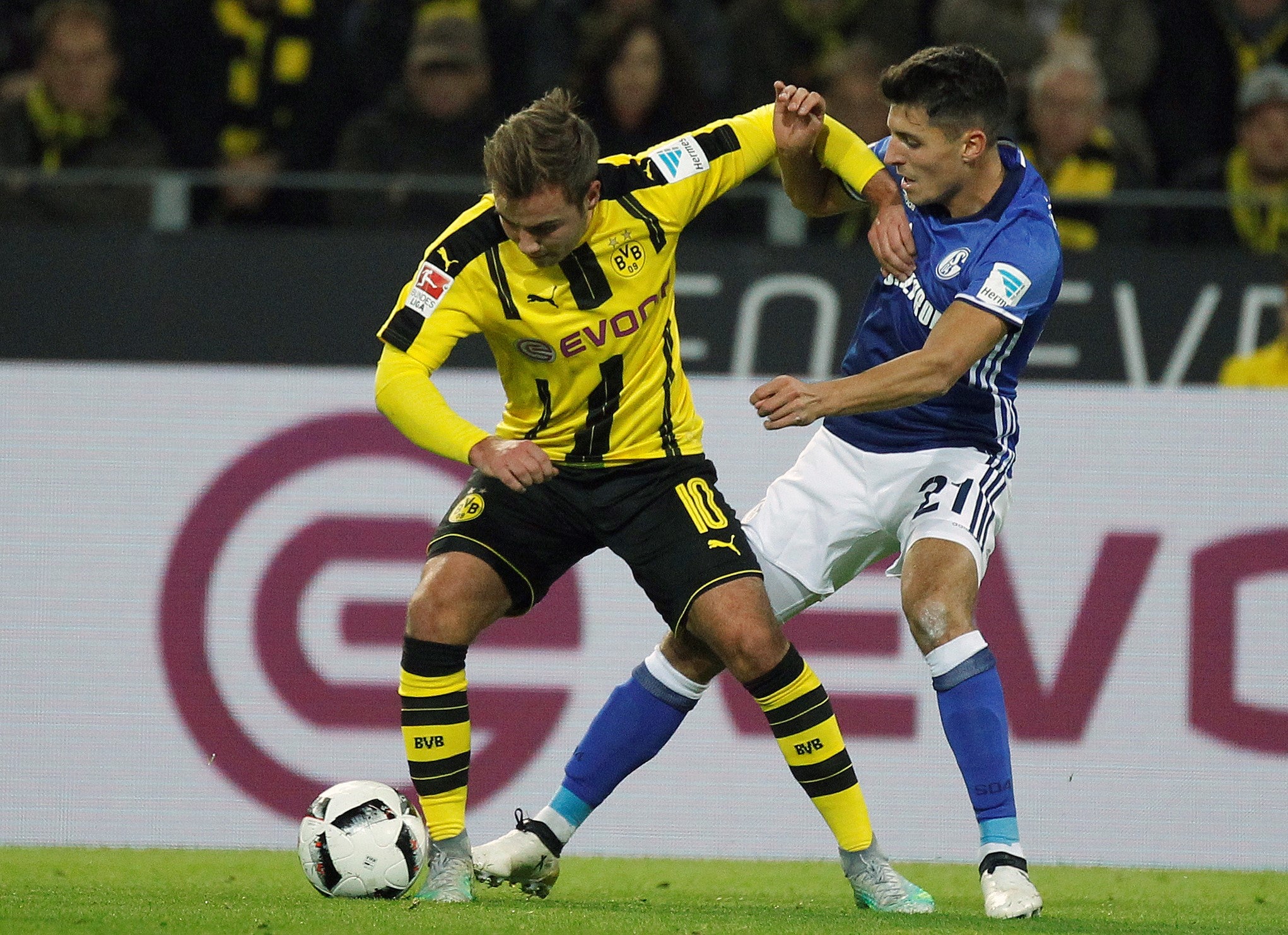 El Borussia Dortmund no puede con el Schalke y se aleja de la lucha por la Bundesliga El Borussia Dortmund no puede con el Schalke y se aleja de la lucha por la Bundesliga