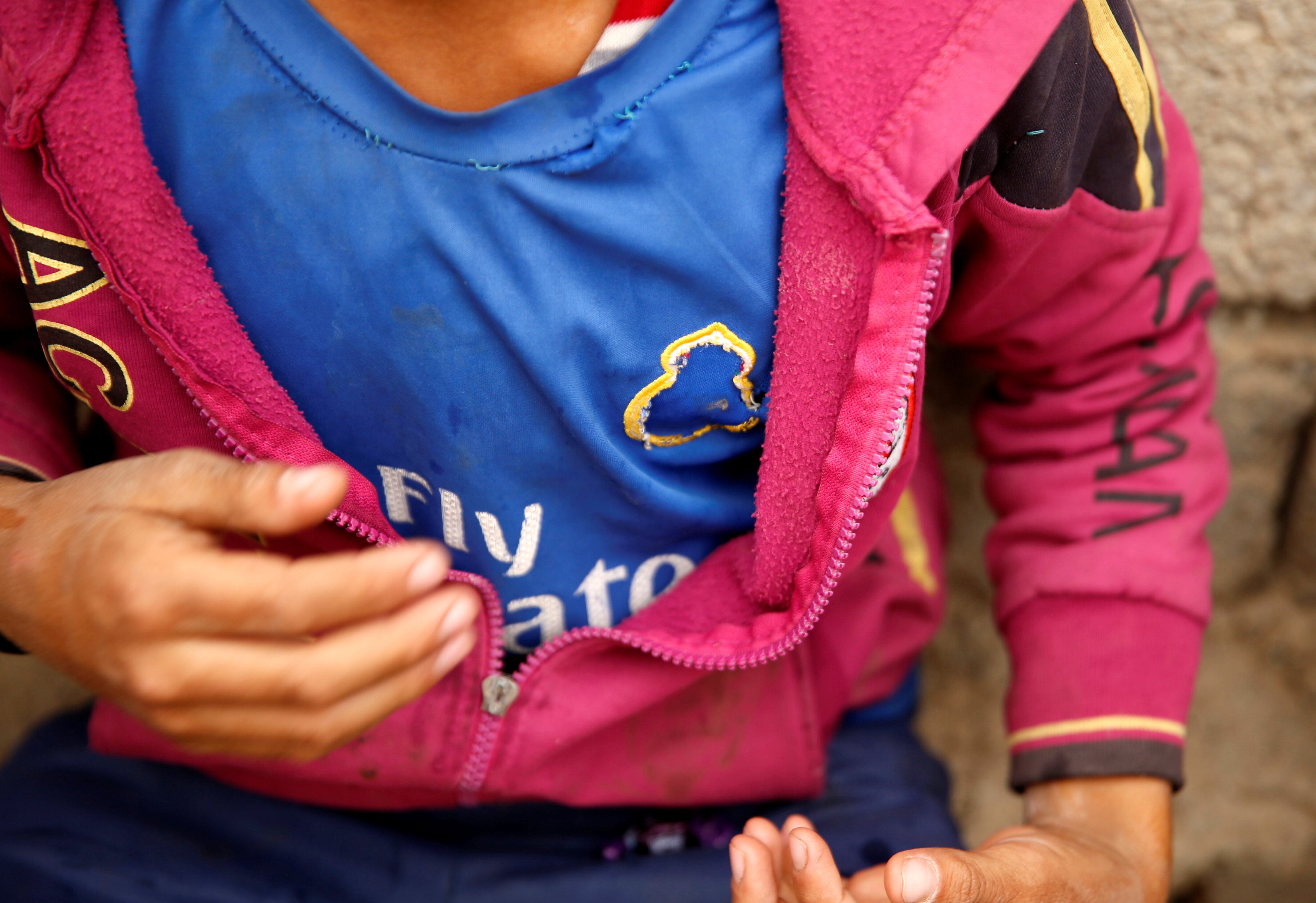 Daesh obliga a un niño a arrancarse el escudo del Real Madrid de su camiseta Daesh obliga a un niño a arrancarse el escudo del Real Madrid de su camiseta