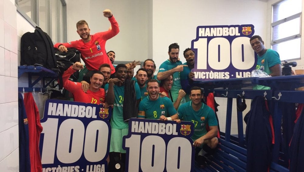 La plantilla del Barcelona celebra las 100 victorias seguidas en la Liga de balonmano