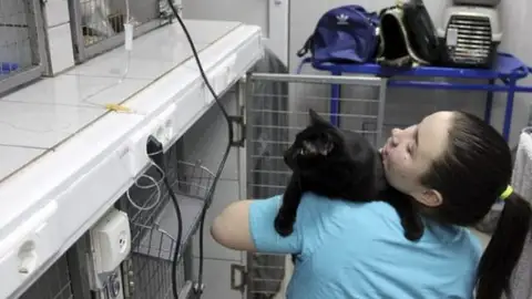 Luc junto a uno de los pacientes de la clínica veterinaria Luc junto a uno de los pacientes de la clínica veterinaria
