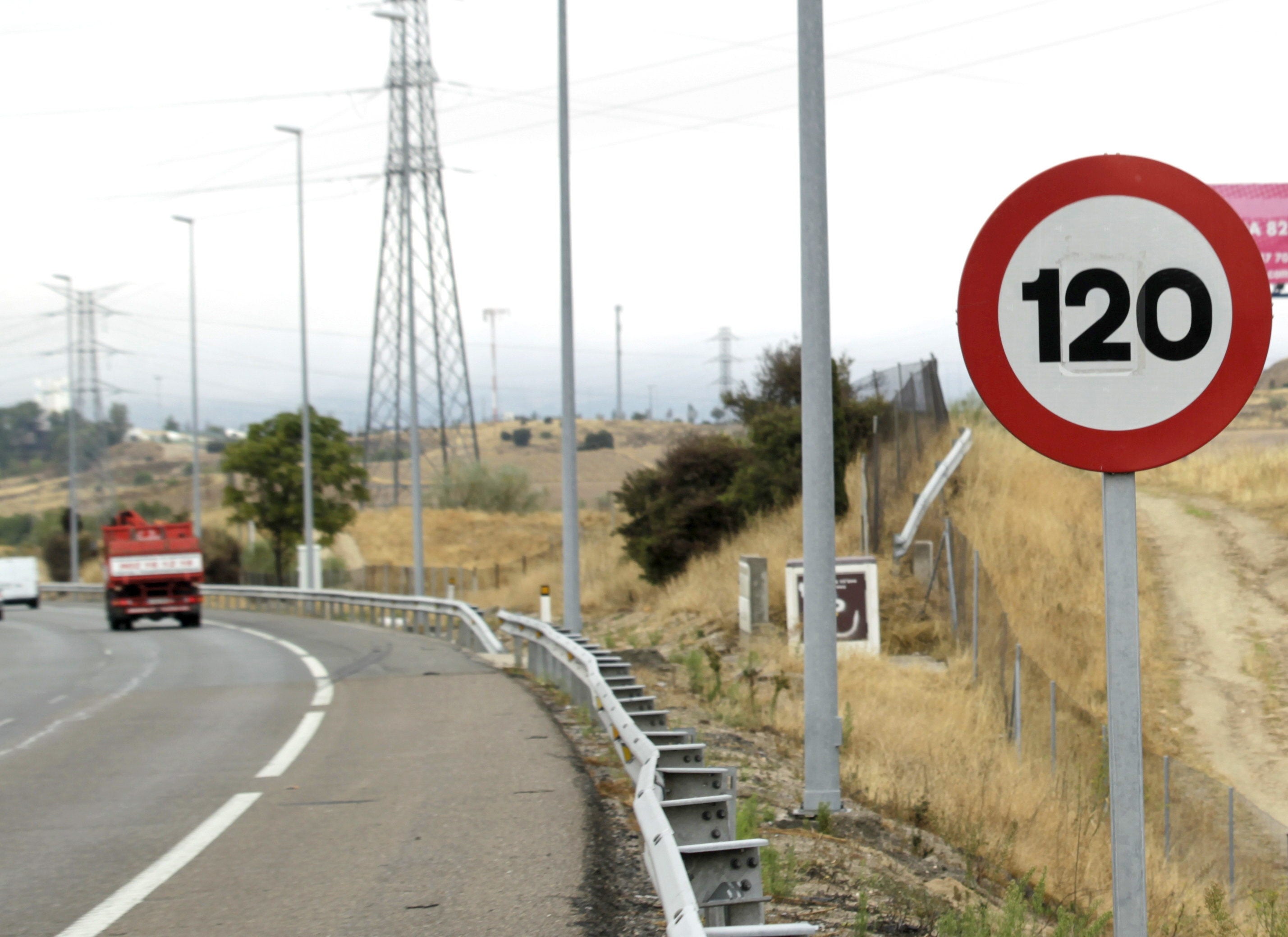 La Junta destina 1,6 milones a elementos de señalización vertical, balizamiento y defensa para carreteras autonómicas La Junta destina 1,6 milones a elementos de señalización vertical, balizamiento y defensa para carreteras autonómicas