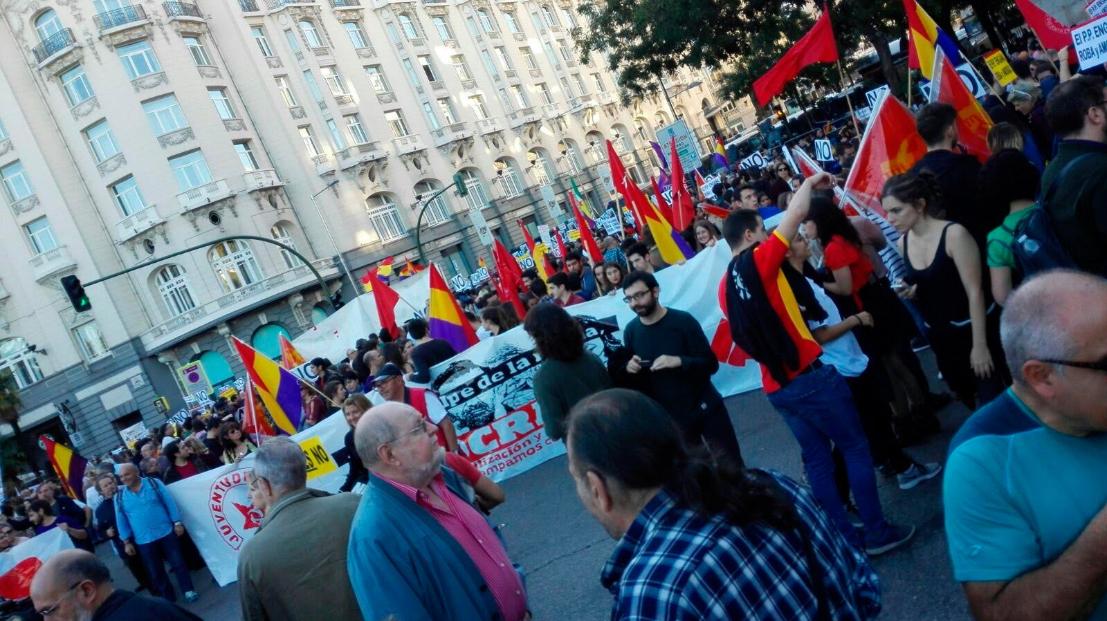 Miles de personas 'Rodean al Congreso' de forma pacífica en contra de la investidura de Rajoy Miles de personas 'Rodean al Congreso' de forma pacífica en contra de la investidura de Rajoy